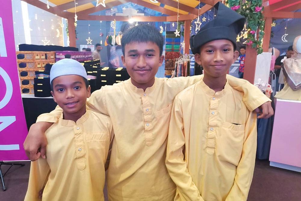 Muhammad Faris (tengah) bersama dua adiknya, Muhammad Faqhururrullah dan Azreen Dani (kiri).