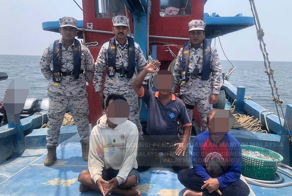 Dua kru warga Indonesia serta seorang tekong tempatan dibawa ke jeti Pasukan Polis Marin Pulau Indah untuk tindakan selanjutnya.