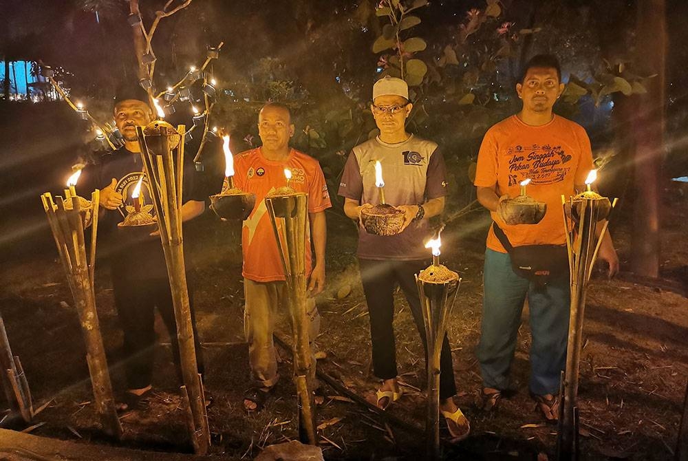 Mohd Kamal (dua dari kanan) bersama pelita kelapa yang dihasilkan Pejabat Daerah Hulu Terengganu sempena Program Pelita Raya Terengganu 2023 (PELITER @KBT).