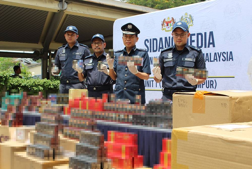 Sindiket penyeludupan rokok dan arak seludup ditumpaskan menerusi rampasan melibatkan RM538,668 membabitkan jumlah cukai dan duti sebanyak RM2.7 juta dalam tiga serbuan di sekitar Selangor dan Kuala Lumpur.