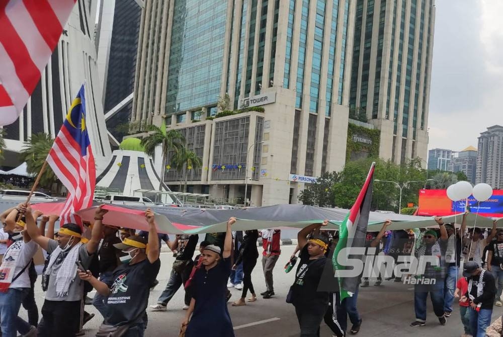 Kira-kira 100 individu yang berkumpul di hadapan Masjid Tabung Haji, di sini mula berarak ke Kedutaan Amerika Syarikat dengan kawalan pihak polis, pada Jumaat.