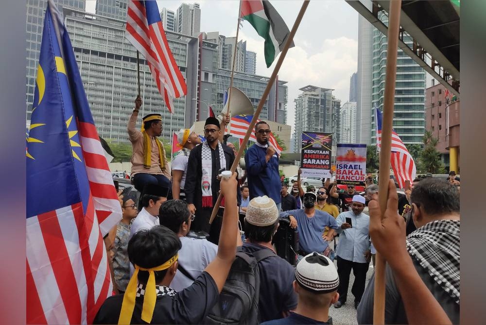 Abbas (baju biru) menyampaikan ucapannya semasa Himpunan Solidariti Al-Quds Sedunia di ibu negara pada Jumaat.