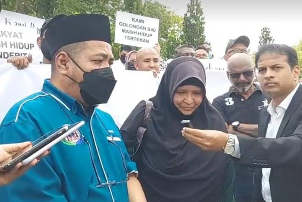 Azmi (kiri) ketika sidang media selepas menghantar memorandum di pekarangan Menara KWSP pada Jumaat.