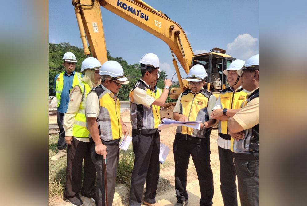 Ahmad Redza (dua dari kiri) ketika melawat tapak Projek Central Spine Road (CSR), Bulatan Gua Musang pada Jumaat.