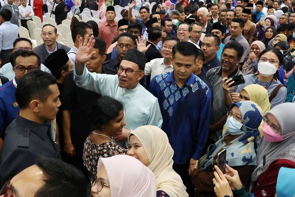 Anwar ketika hadir pada majlis amanat Perdana Menteri bersama Penjawat Negeri di Kampus UiTM Cawangan Pulau Pinang hari ini. - Foto Bernama