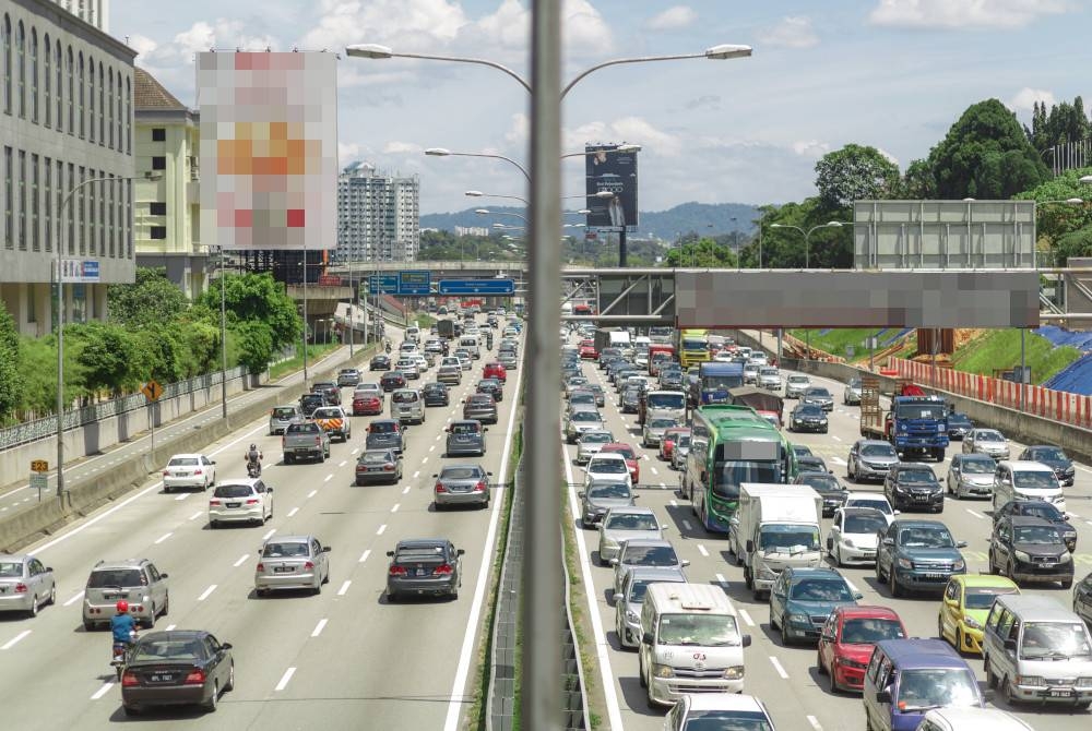 Larangan berkenaan bertujuan mengelakkan kesesakan lalu lintas serta mengurangkan risiko nahas jalan raya. - Gambar hiasan Foto 123RF