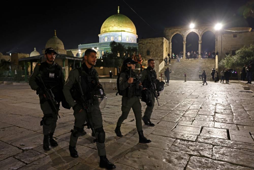 Anggota tentera Israel berkawal di Haram al-Sharif sejak awal Ramadan lalu. - Foto Agensi