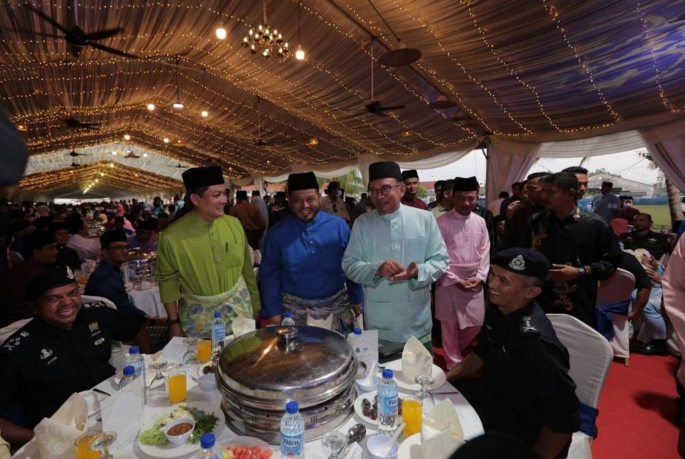 Anwar ketika hadir pada Majlis Penerapan Nilai-Nilai Murni dan Iftar Kementerian Dalam Negeri (KDN) Madani di Sungai Petani pada Jumaat.