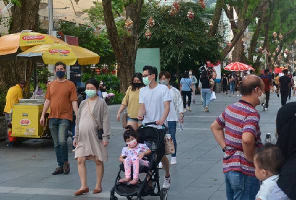 Singapura berdepan gelombang jangkitan Covid-19 sejak sebulan lalu (Gambar hiasan) - Foto fail/AP