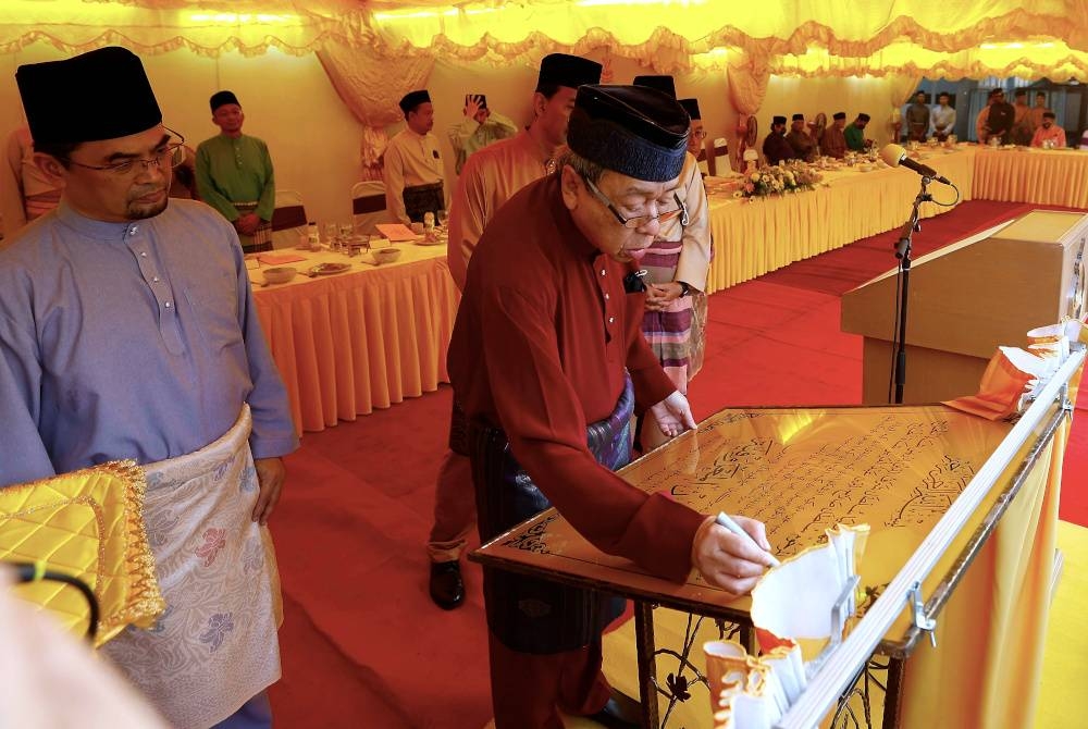 Sultan Sharafuddin berkenan menandatangani plak Masjid Al-Maarufiah pada Perasmian Masjid dan Berbuka Puasa (Ihya&#039; Ramadhan) Bersama Rakyat Dan Penyampaian Sumbangan Hari Raya 1444H di Masjid Al-Maarufiah, Parit Baru, Sungai Air Tawar, pada Jumaat. - Foto Bernama