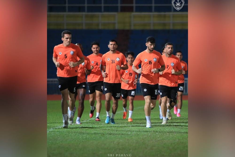 Brundo dan pemain Tok Gajah giat menjalani latihan. - Foto Facebook Sri Pahang FC