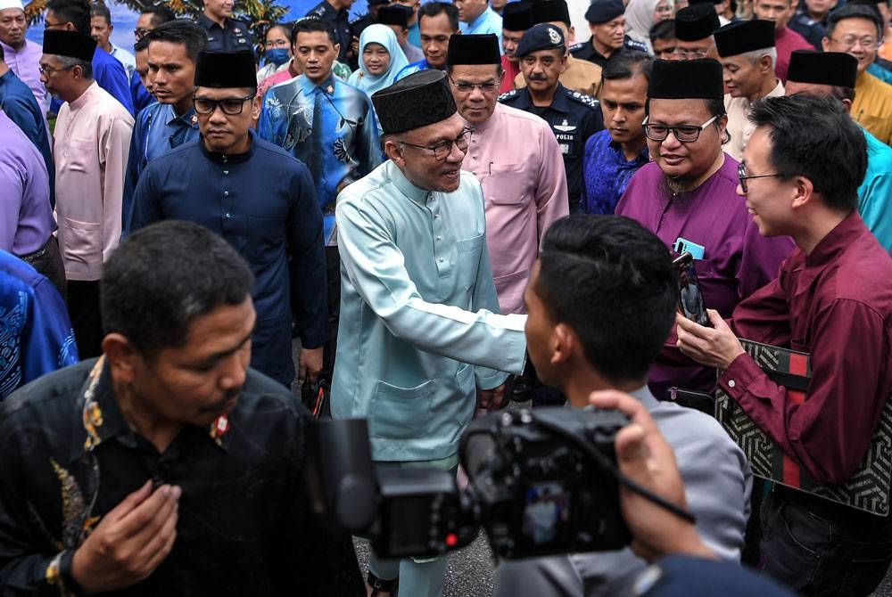 Anwar beramah mesra dengan para tetamu ketika hadir pada Majlis Penerapan Nilai-Nilai Murni dan Iftar KDN Madani di Sekolah Latihan Asas Kepolisan (SLAK), hari ini. - Foto Bernama