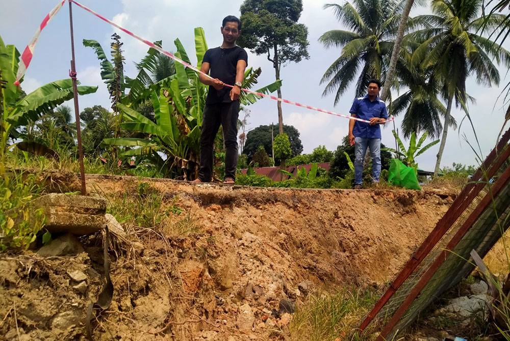 Azizi menunjukkan tanah yang rebak berhampiran sangkar ikan di tebing Sungai Perak di Kampung Tok Paduka Raja, Pulau Tiga, Kampung Gajah di sini.