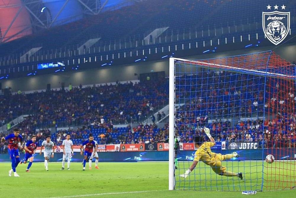 Bergson menyempurnakan sepakan penalti. - Foto: JDT