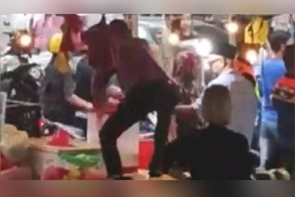 Tular video memaparkan kekecohan melibatkan sekumpulan individu di Pasar Raja Bot, Chow Kit.