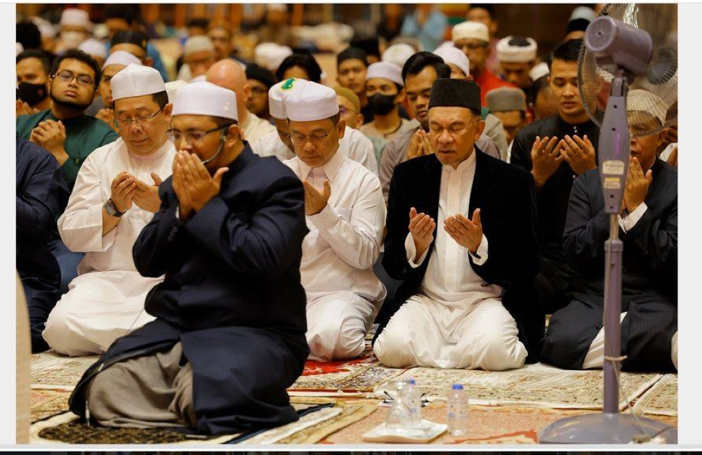 Anwar menyertai majlis Qiyamullail Perdana di Masjid Putra, Putrajaya, awal pagi ini.- Foto Bernama. 