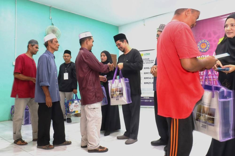 Asnaf terpilih menerima Pek Raya bernilai RM50 sebagai persiapan Hari Raya Aidilfitri.