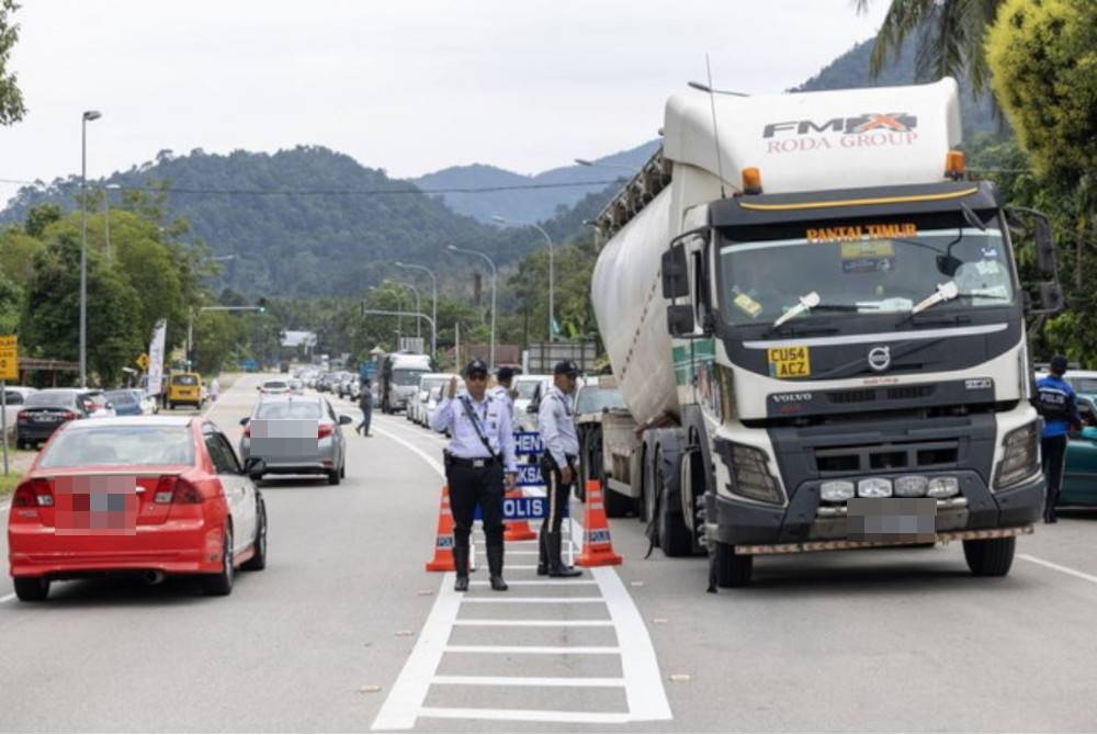 PDRM akan melaksanakan Op Lancar pada 18 dan 19 April ini bagi memastikan kelancaran aliran trafik menjelang sambutan Aidilfitri. - Foto Bernama