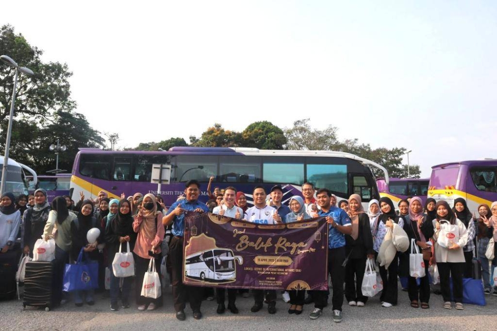 Yang Dipertua (YDP) MPP UiTM Yusuf Hassan dan Shahsuzuran Zakaria bersama Nurul Asyikin bergambar bersama para pelajar sebelum menaiki bas.
