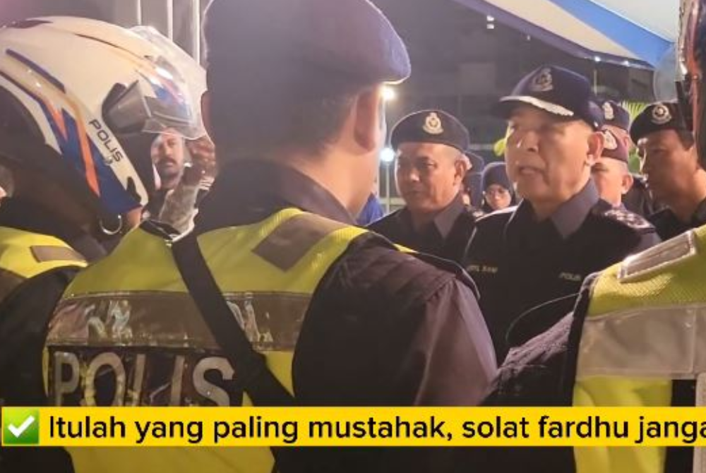 Acryl Sani memberikan nasihat kepada petugas Unit Kereta Peronda dan Unit Rondaan Bermotosikal ketika hadir Program Singgah Sahur di Ibu Pejabat Polis Kontinjen Kuala Lumpur pada Sabtu.