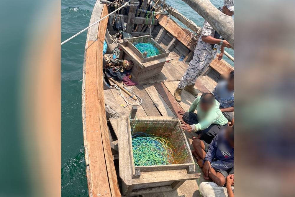 Bot nelayan warga asing ditahan kerana menceroboh perairan di kedudukan lebih kurang enam batu nautika barat daya Pulau Segantang, Langkawi pada Jumaat.