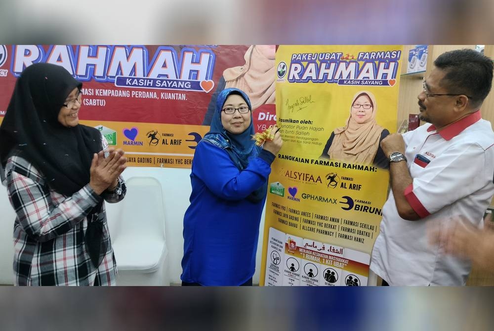 Fuziah (tengah) diiringi Jezlily dan Abdul Aziz menyempurnakan gimik pelancaran Pakej Ubat Farmasi Rahmah di Farmasi AlSyifaa, Kempadang Perdana pada Sabtu