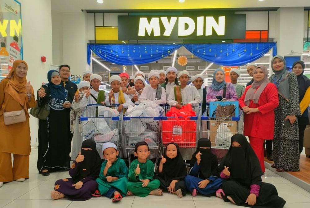 Pelajar Pondok As Shakirin Kampung Dalam Huma, Pasir Puteh meluahkan rasa teruja dapat memilih sendiri pakaian baharu sempena sambutan Hari Raya Aidilfitri kali ini.