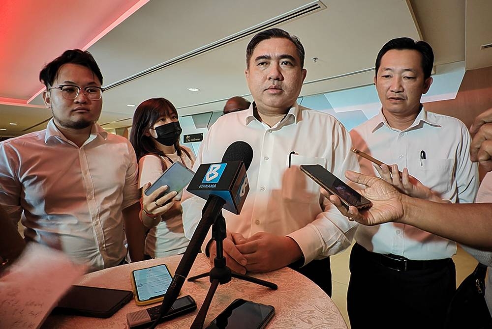 Anthony Loke Siew Fook (tengah) pada sidang akhbar diadakan