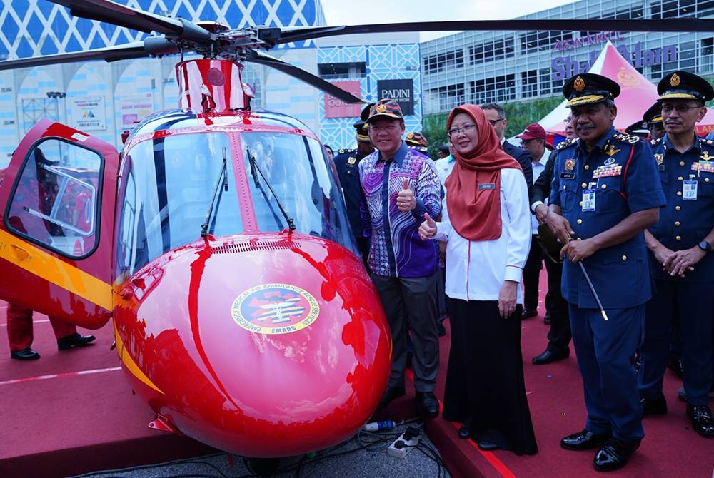 Menteri Pembangunan dan Kerajaan Tempatan, Nga Kor Ming dan Menteri Kesihatan, Dr Zaliha Mustafa bergambar di helikopter EMARS pada Majlis Pelancaran Perkhidmatan Khas Ambulan Udara (EMARS) di pekarangan AEON Mall Shah Alam pada Sabtu. Foto SINAR HARIAN / MOHD HALIM ABDUL WAHID.