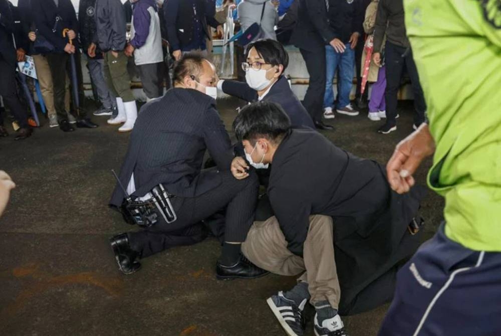 Perdana Menteri Jepun, Fumio Kishida terselamat dalam insiden letupan yang berlaku ketika Kishida sedang bersiap sedia untuk menyampaikan. Foto Reuters.