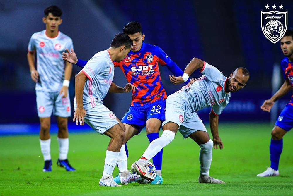 Pemain JDT, Arif Aiman Hanapi dikawal ketat pertahanan PDRM FC pada perlawanan berkenaan. - Foto: FB Johor Southern Tigers