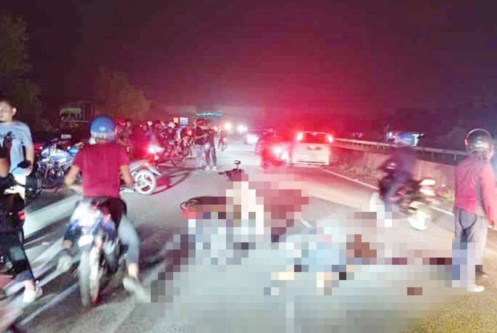 Seorang pelajar Tingkatan Tiga maut selepas melanggar bahagian belakang Perodua Viva dalam kejadian berhampiran kilometer 10.4 Lebuhraya Kota Bharu-Ketereh pada Jumaat.