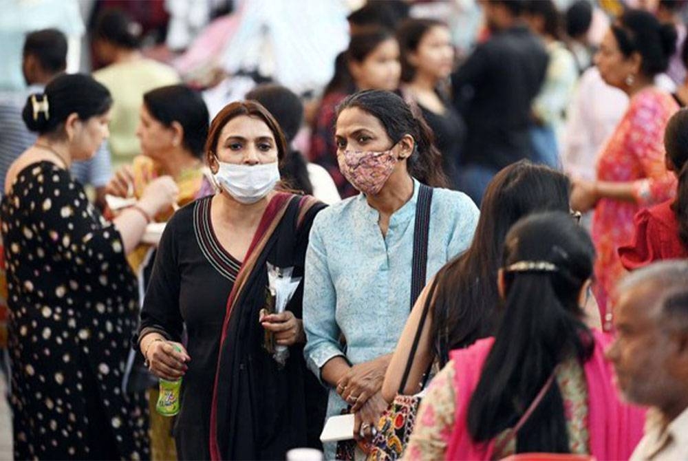 Negeri Haryana dan Kerala telah mewajibkan semula pemakaian pelitup muka sebagai langkah berjaga-jaga. - Foto Agensi