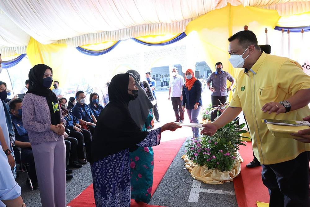 Tuanku Syed Faizuddin berkenan menyampaikan sumbangan kepada asnaf pada Majlis Penutup Program Jelajah Ramadan 2023 di Masjid Tuanku Syed Faizuddin Putra Jamalullail pada Sabtu. - Foto Bernama