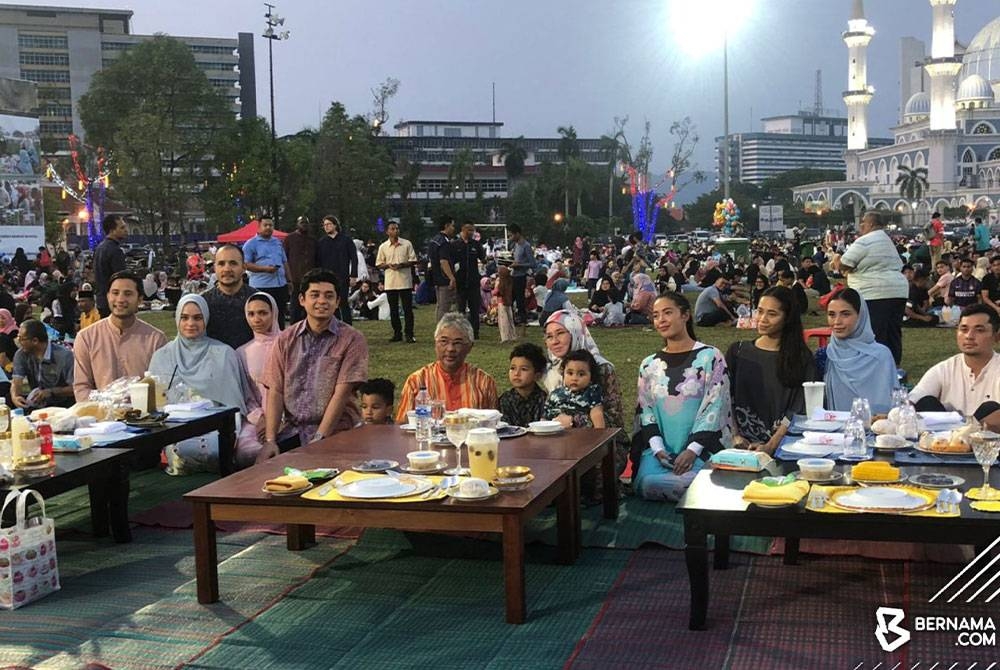 Al-Sultan Abdullah dan Tunku Azizah berangkat mencemar duli ke bazar Ramadan sebelum berbuka puasa di Padang MBK1 bersama warga Pahang. - Foto Bernama