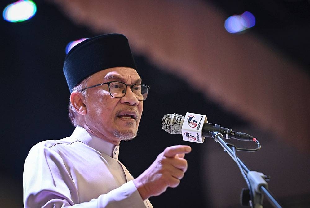 Anwar berucap pada Majlis Berbuka Puasa Malaysia MADANI Perdana Menteri Bersama Rakyat Terengganu di Universiti Malaysia Terengganu pada Sabtu. - Foto Bernama