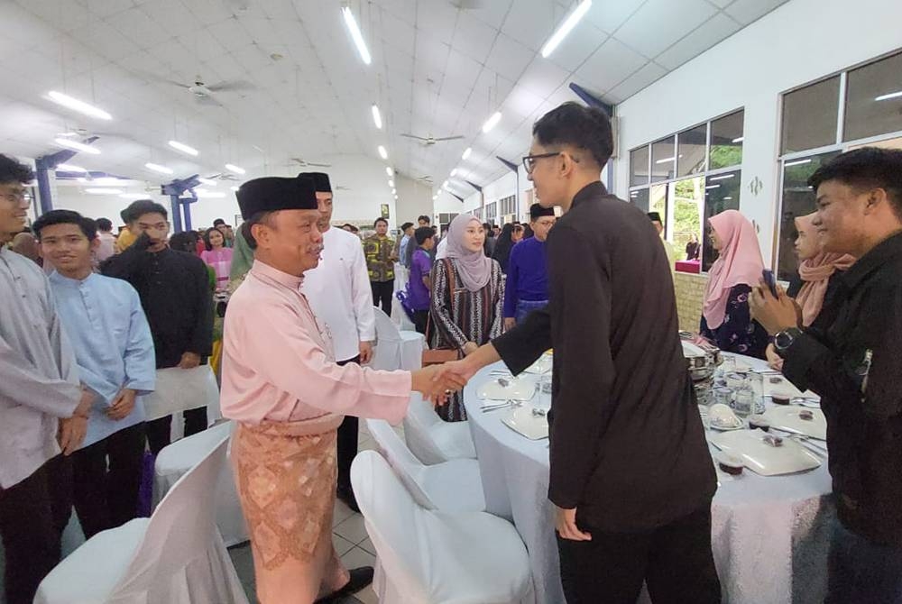 Mohammad Yusof beramah mesra dengan siswa dan siswi di UiTM Cawangan Kota Kinabalu ketika tinjauan Menu Siswa Rahmah di Kafe Mabul UiTM.