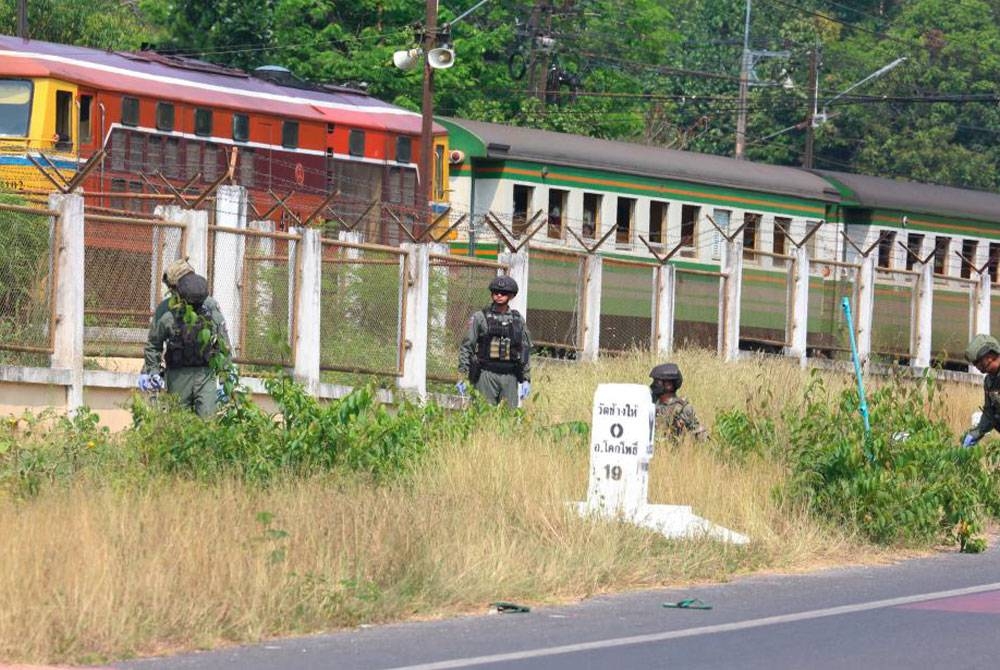 Tiga insiden serangan yang menyasarkan stesen kereta api berlaku serentak pada Jumaat malam di tiga wilayah selatan Thailand. - Foto Bernama