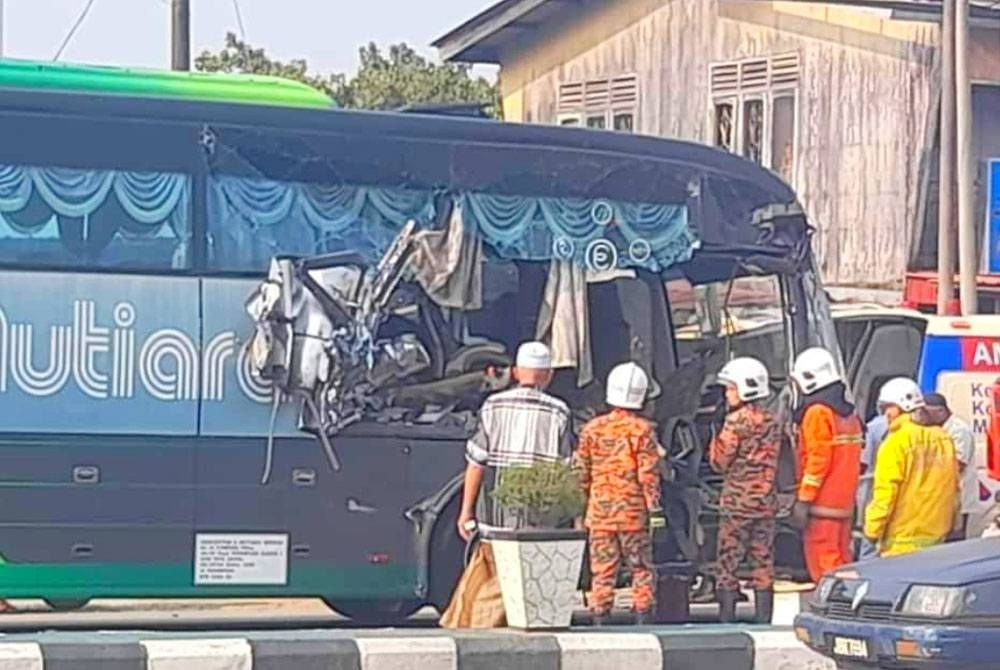 Seorang pemandu bas putus tangan kanan, manakala dua penumpang mengalami kecederaan apabila selepas merempuh belakang sebuah lori di Kilometer 37 Jalan Kota Bharu-Kuala Terengganu di Pasir Puteh pada Sabtu.