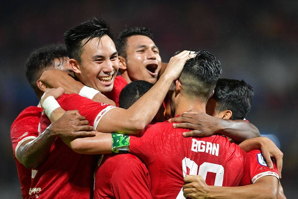 Brendan Gan meraikan gol keempat bersama pemain Selangor lain semasa perlawanan pusingan 16 Piala FA di Stadium Bola Sepak Majlis Bandaraya Petaling Jaya.