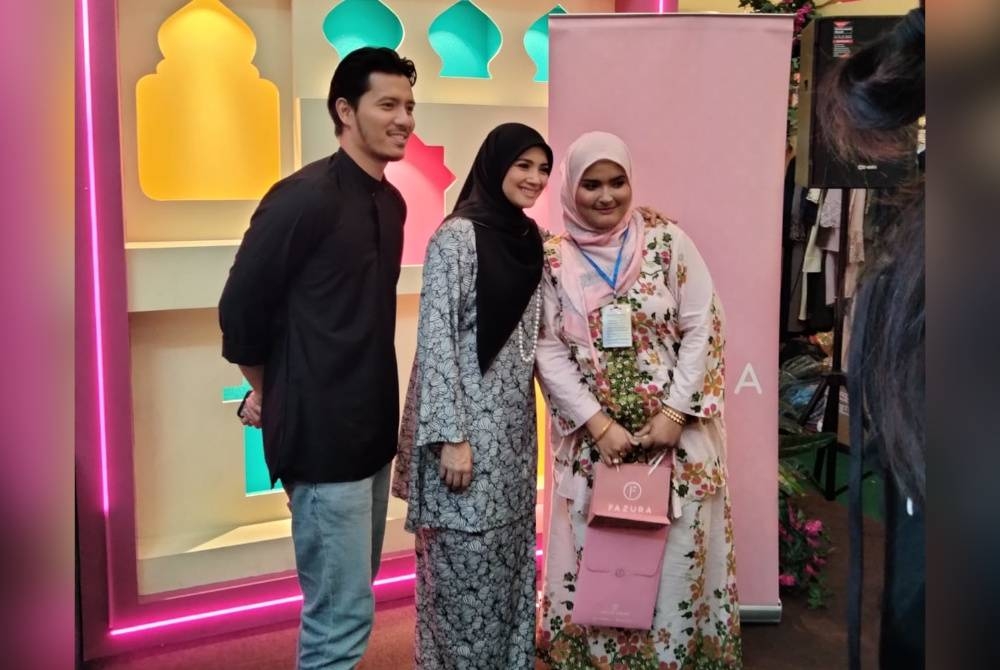 Fazura bersama peminat yang membeli pakaian di reruai pakaian dan tudung Fazura.