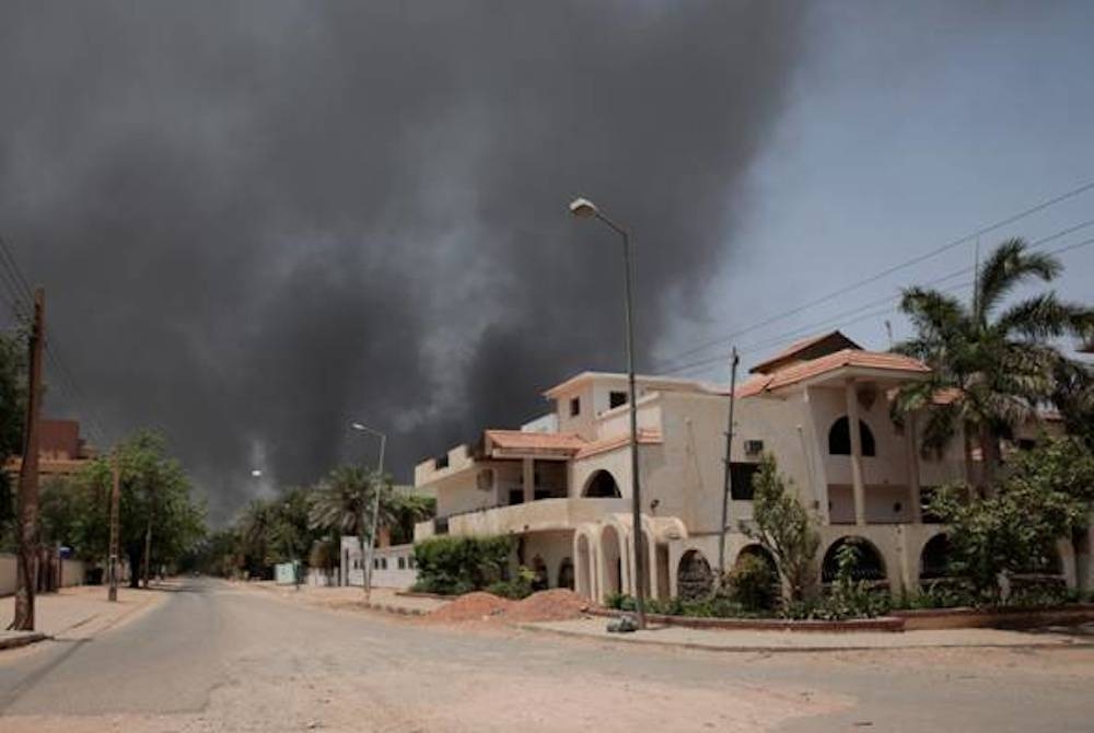 Kepulan asap kelihatan dari sebuah kejiranan di Khartoum, Sudan, 15 April 2023. -Foto AP