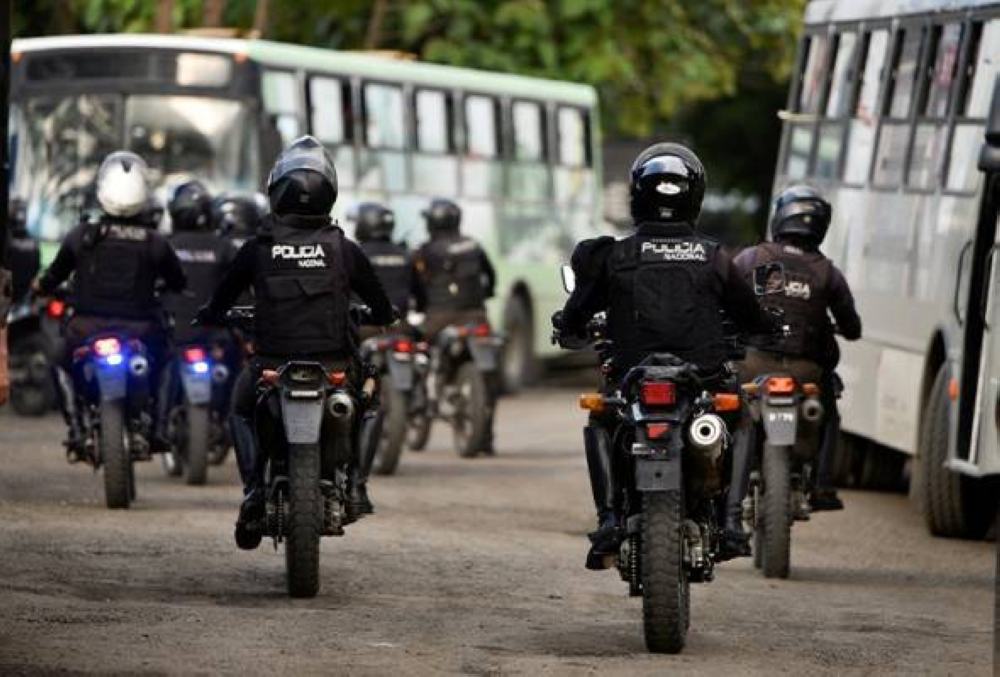 Anggota keselamatan tiba di Penjara Litoral selepas terjadi pertempuran, di Guayaquil, Ecuador, 14 April 2023. - REUTERS
