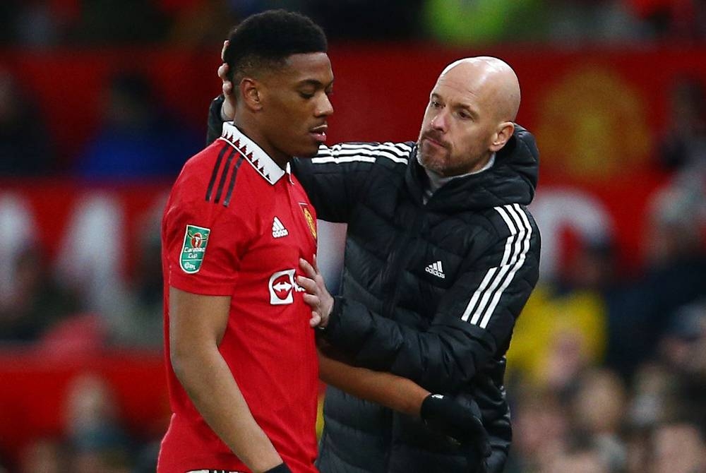 Tahap kecergasan menyukarkan Ten Hag (kanan) untuk bergantung kepada Martial. - Foto Agensi