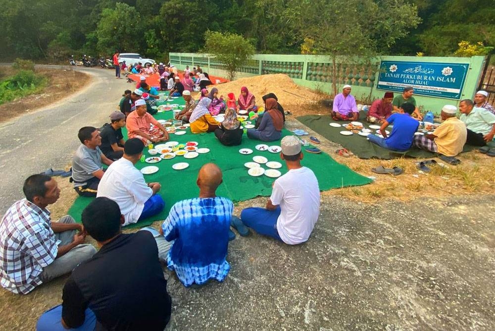 Penduduk di Kampung Alor Hijau, Pasir Puteh mengadakan majlis berbuka puasa di tanah perkuburan.