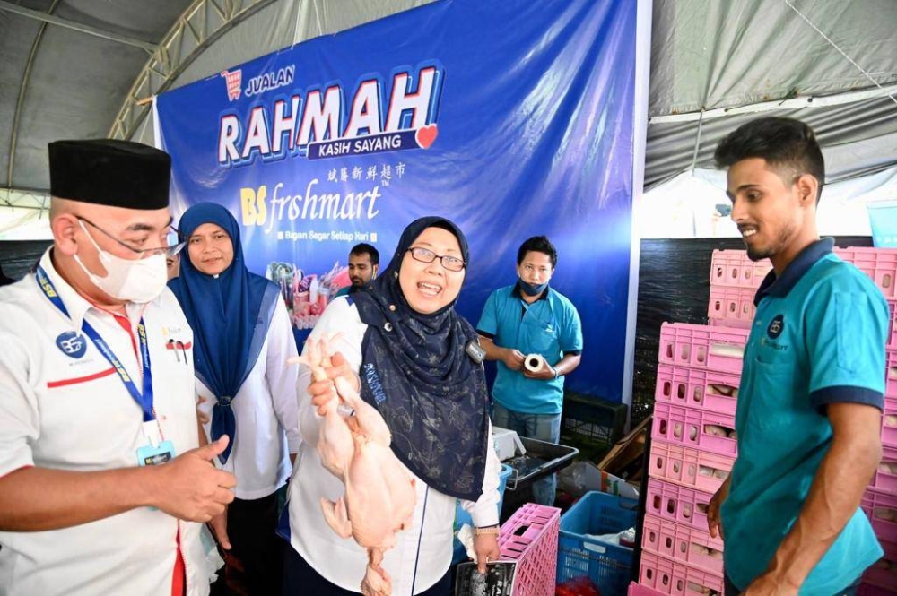 Fuziah menunjukkan ayam seberat lebih dua kilogram yang dijual pada harga RM10 seekor sempena Jualan Rahmah Aidilfitri peringkat negeri Pahang berbanding harga normal RM9.40 sekilogram pada hari biasa.