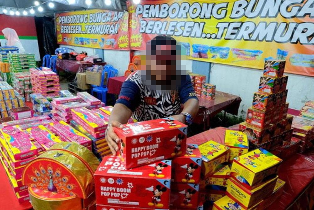 120 individu ditahan atas kesalahan melanggar syarat tidak mempunyai lesen dan menjual bunga api tidak dibenarkan membabitkan nilai rampasan sebanyak RM3.3 juta sejak 28 Mac hingga 9 April lalu. - Foto Bernama