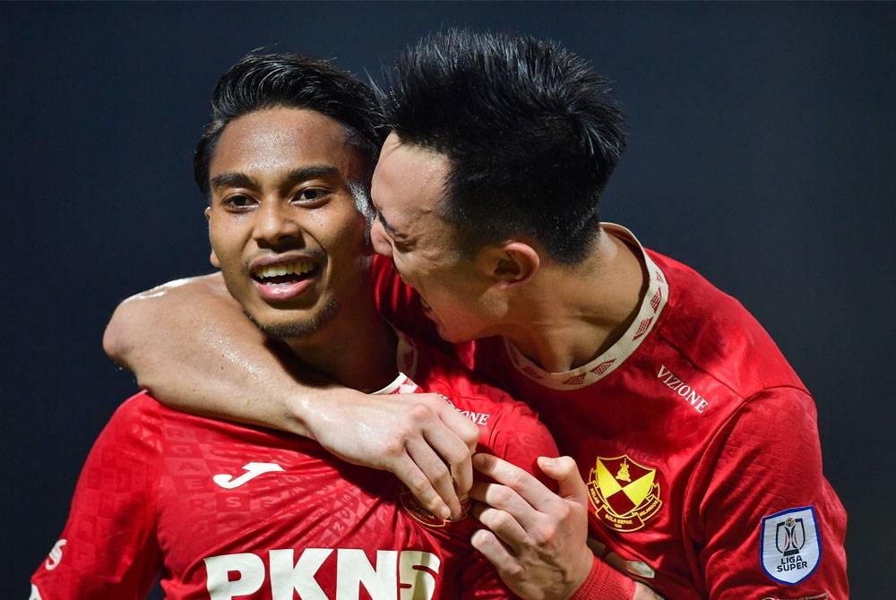 Pemain Selangor FC, Muhammad Mukhairi Ajmal Mahadi (kiri) meraikan gol kedua bersama rakan pasukan, Quentin Jiun-Ho Cheng. - Foto Bernama