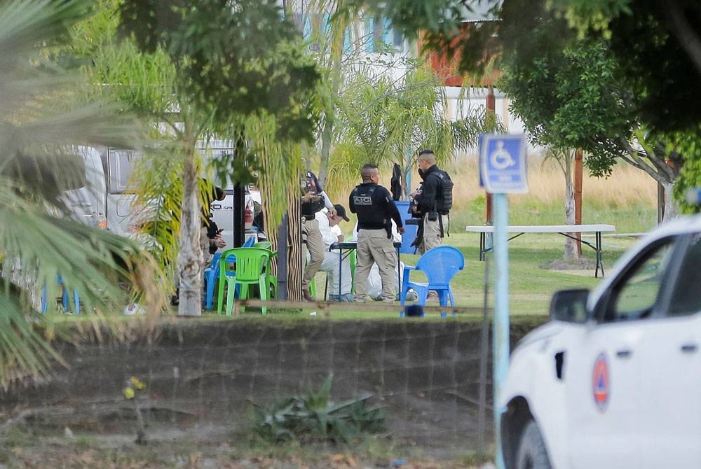 Pihak berkuasa berada di tempat kejadian di mana lelaki bersenjata membunuh beberapa orang termasuk seorang kanak-kanak bawah umur selepas menyerbu taman air di Cortazar, negeri Guanajuato, Mexico - Foto: Reuters