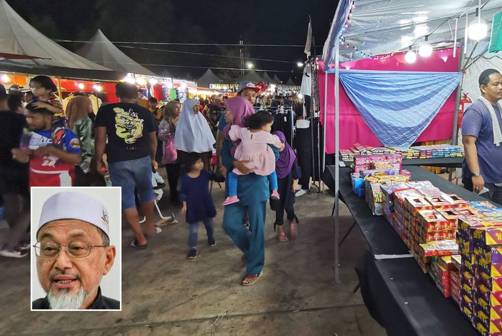 Antara lokasi tumpuan pengunjung untuk membeli persiapan Aidilfitri di Dataran Shahbandar, Kuala Terengganu. Gambar kecil: Alias